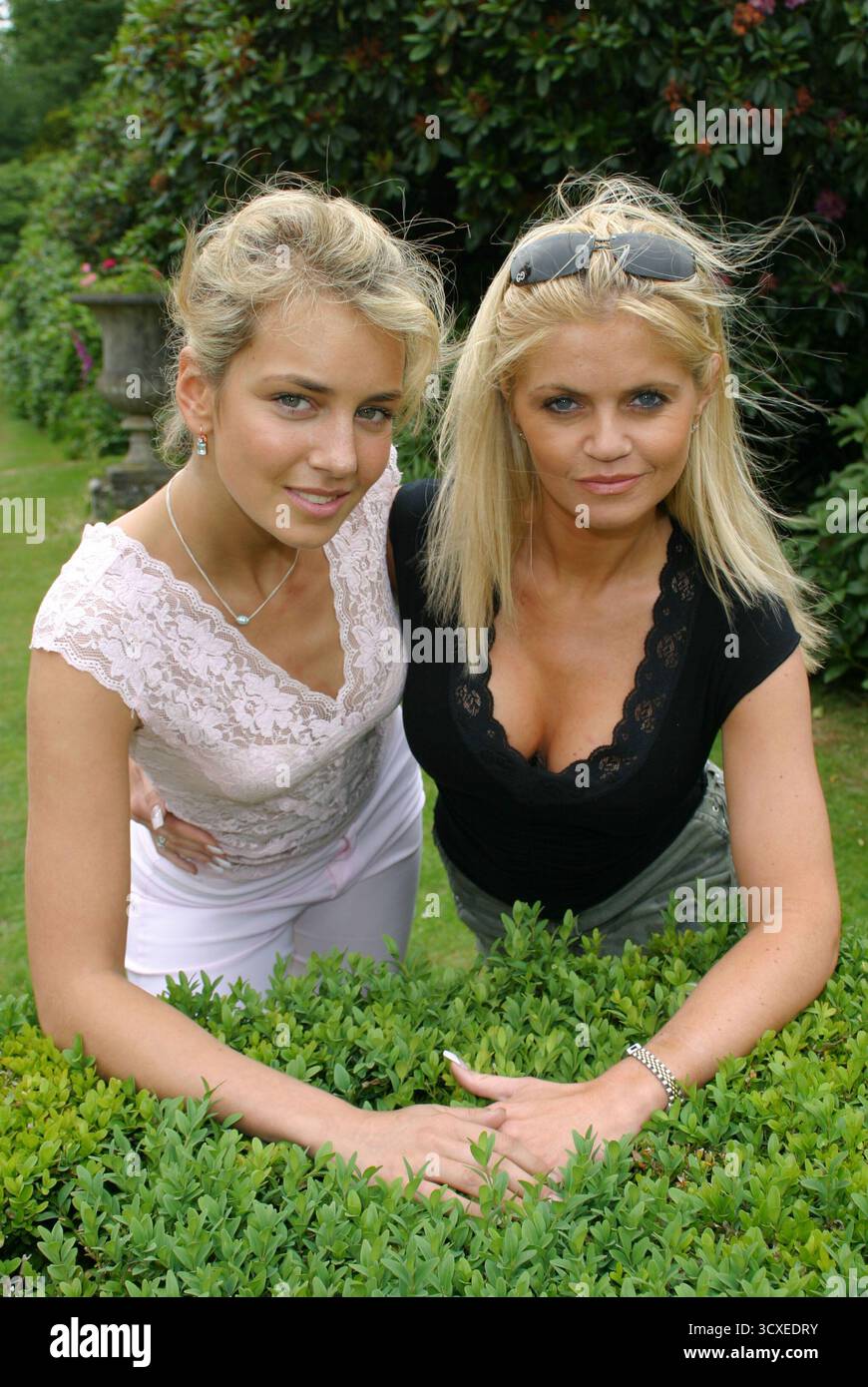 Daniella Westbrook (che è stata scelta per il ruolo del nuovo personaggio di Barbara Windsor per questo film) e Lady Isabella Hervey si sono messi in posa ai Pinewood Studios, Middlesex, per promuovere il loro lavoro su "Carry on London", l'ultima della serie di classici film a portata di mano. A Pinewood erano presenti anche il leggendario produttore Peter Rogers - il produttore originale dei film nel loro ehi day - e il nuovo cane di Lady Isabella Cleo (che appare con lei nel film) - 18/06/03 Foto Stock