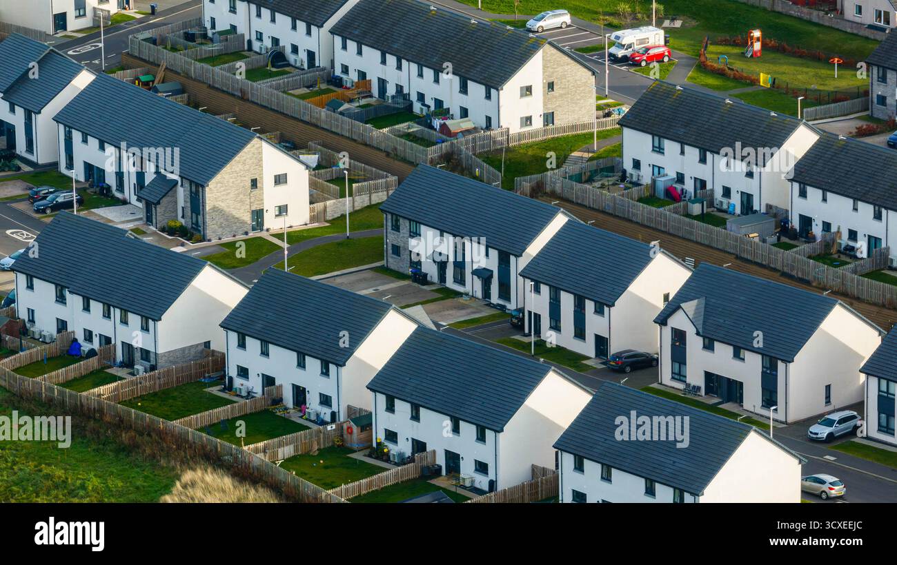 Vista aerea di un moderno edificio residenziale in una città degli Scottish Borders, che mostra le strade suburbane, le case contemporanee e le campagne circostanti Foto Stock