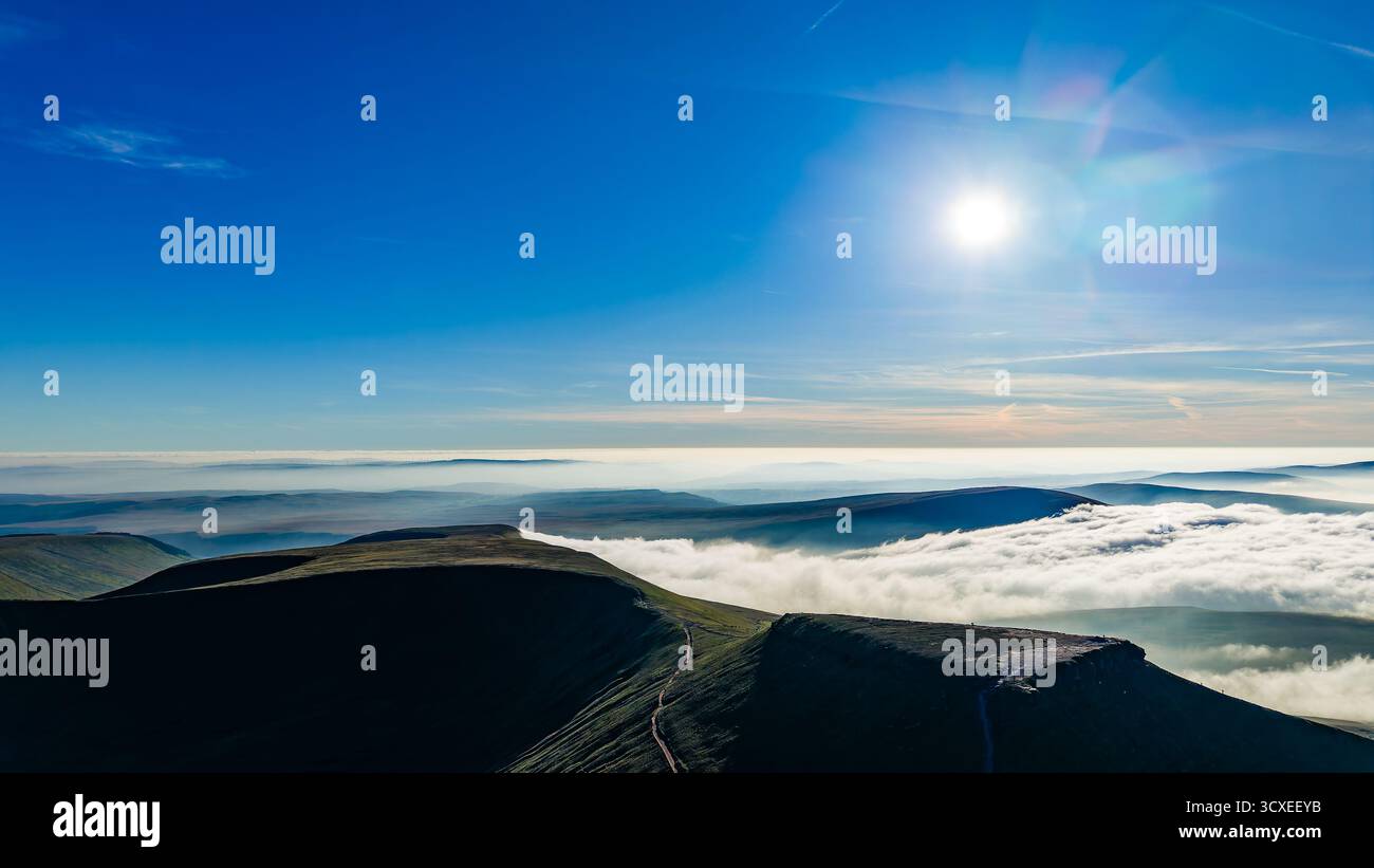 Vista aerea con drone di una splendida inversione di nuvole sulle montagne dei Brecon Beacons, Galles Foto Stock