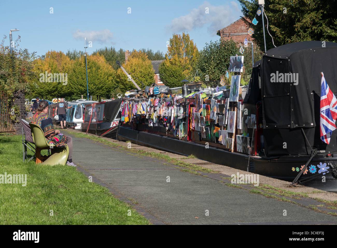 Commerciante di barche sul canale che vende le sue opere d'arte sul sentiero dello Shropshire Union Canal a Ellesmere nello Shropshire, in Inghilterra Foto Stock