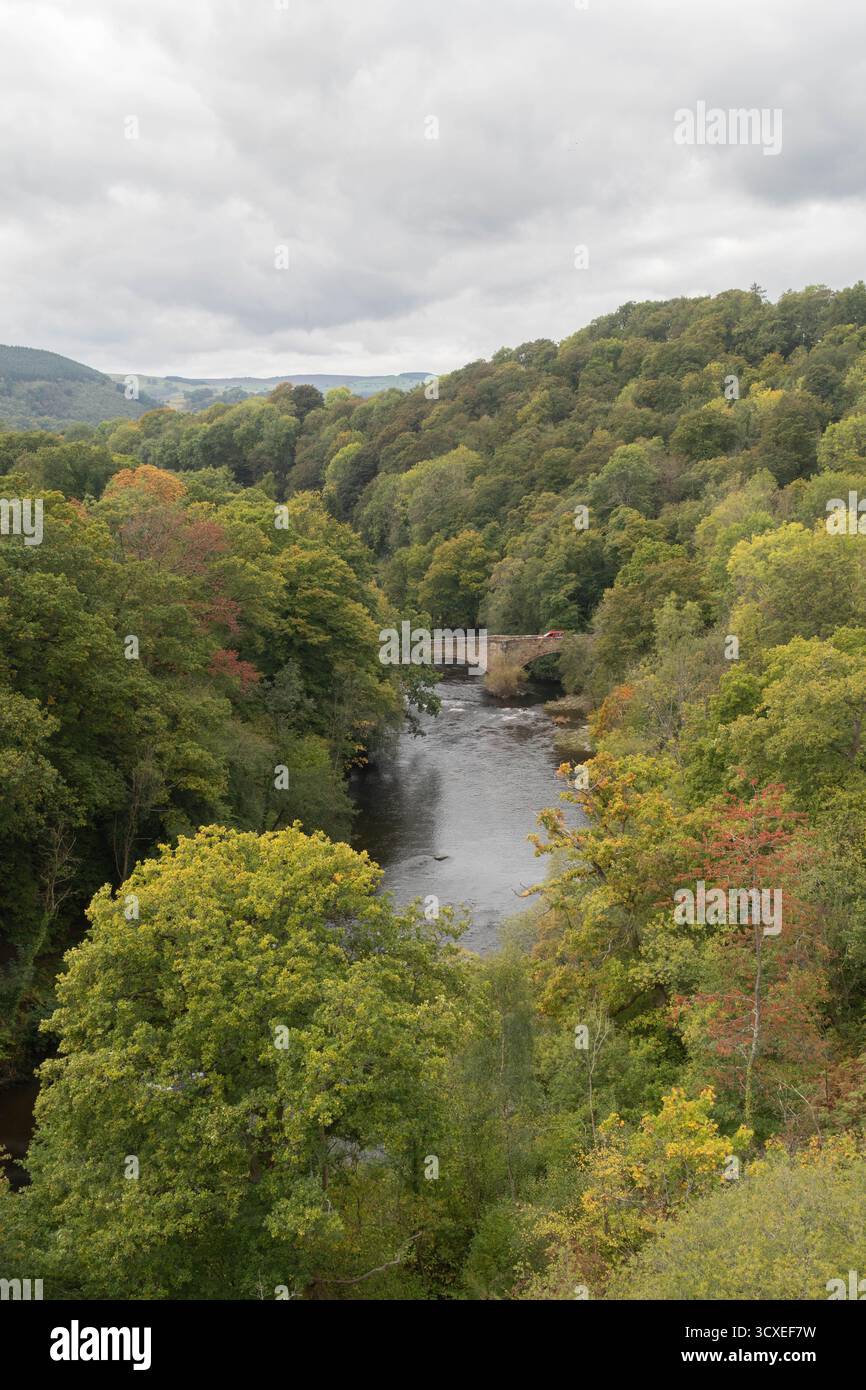 Vista della valle del fiume Dee e del ponte Cysylltau dall'acquedotto Pontcysyllte sul canale Llangollen in Galles Foto Stock