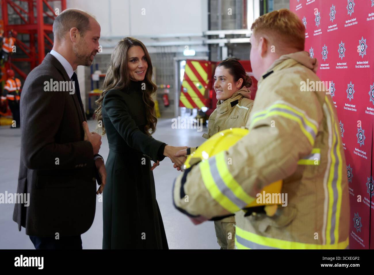 Il Principe e la Principessa del Galles parlano con i vigili del fuoco durante una visita al Northern Ireland Fire and Rescue Service Learning and Development College vicino Cookstown, Co Tyrone. Data foto: Martedì 14 ottobre 2025. Foto Stock