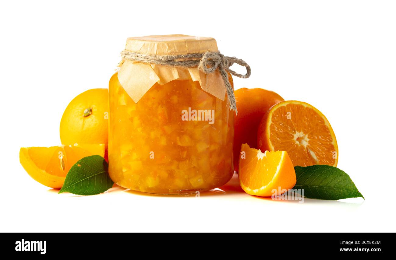 Marmellata d'arancia in vaso e frutta fresca isolata su sfondo bianco. Foto Stock