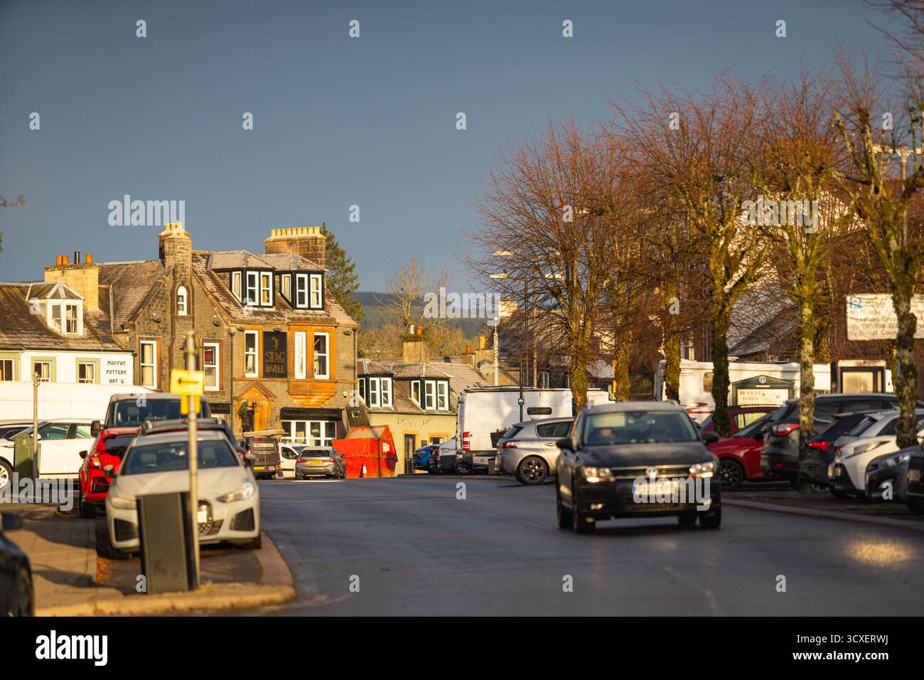 La luce invernale cade sulla High Street a Moffat, una città nel Dumfries e Galloway, Scozia Foto Stock