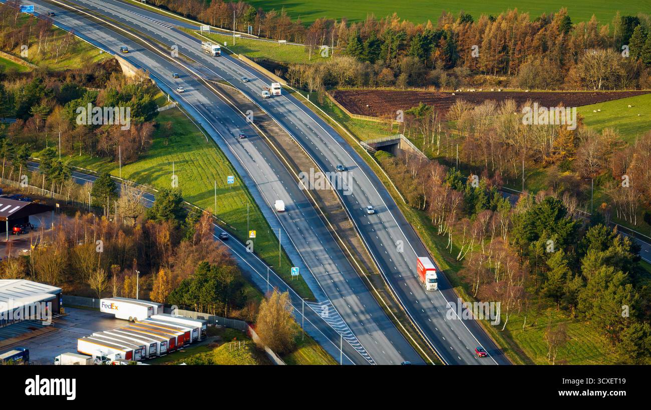 Veduta aerea dell'autostrada M74 vicino a Gretna sul confine tra Scozia e Inghilterra, mostrando la principale via di trasporto che taglia i terreni rurali di Dumfri Foto Stock