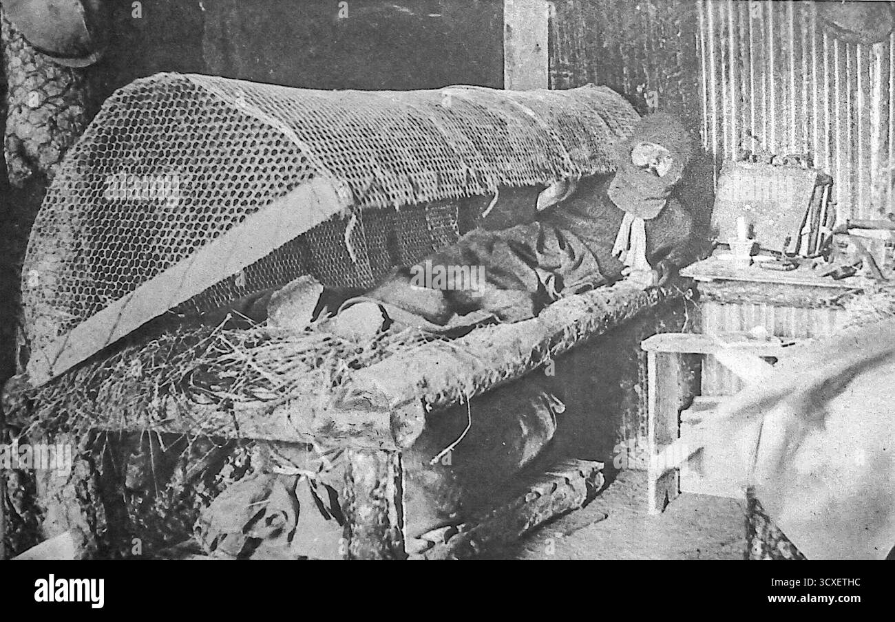 Da le Miroir, 4 marzo 1917, mostra un soldato francese sveglio all'interno di un letto a gabbia improvvisato costruito per proteggere dai topi nei rifugi di trincea. Le infestazioni da roditori affliggevano la parte anteriore, danneggiando le forniture e disturbando il riposo. Questa immagine mette in evidenza la lotta quotidiana dei soldati per mantenere l'igiene e riposare in condizioni terribili. Tali innovazioni rivelano la resilienza e l'intraprendenza degli uomini che sopportano le tristi realtà della guerra di trincea. Foto Stock