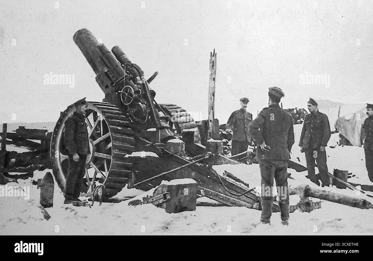 Da le Miroir, il 4 marzo 1917, mostrando un grosso mortaio britannico posizionato vicino Miraumont nella somme durante la prima guerra mondiale. Questo pezzo di artiglieria pesante faceva parte dell'offensiva lanciata dalle truppe del generale Gough, che avanzavano attraverso le linee tedesche e catturavano centinaia di prigionieri. I soldati stanno accanto al mortaio in condizioni di neve, mettendo in evidenza la portata delle armi utilizzate e la preparazione per le feroci battaglie dell'inizio del 1917 sul fronte occidentale. Foto Stock