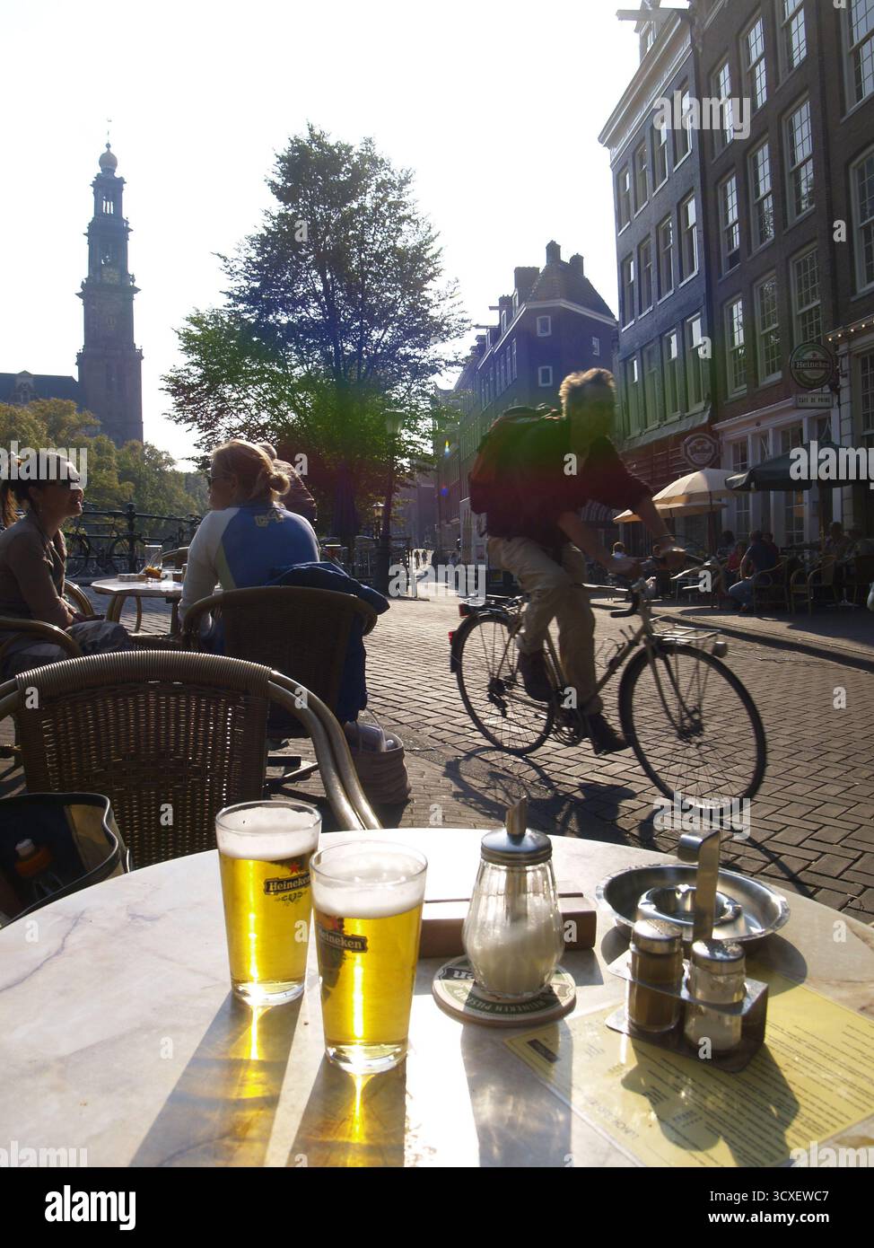 Amsterdam, Biergarten an einer Gracht // Amsterdam, Beer Garden lungo a Gracht Foto Stock