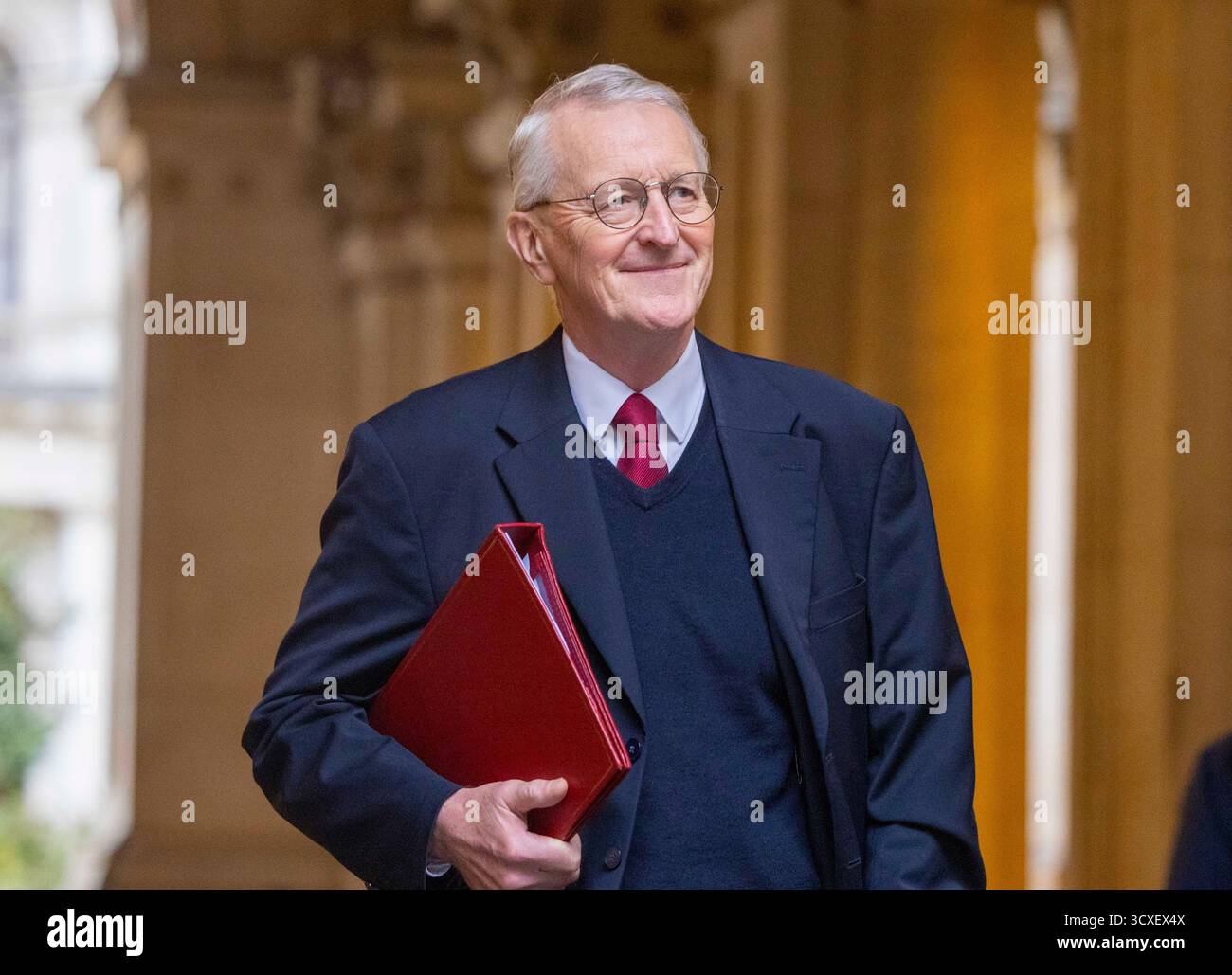 Londra, Regno Unito. 14 ottobre 2025. Hilary Benn, Segretario di Stato per l'Irlanda del Nord, a Downing Street per la prima riunione del Gabinetto dopo la pausa della Conferenza. Il primo ministro Keir Starmer presiede la riunione del suo Gabinetto crediti: Mark Thomas/Alamy Live News Foto Stock