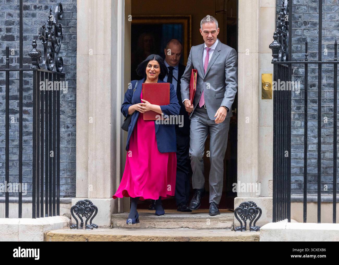 Londra, Regno Unito. 14 ottobre 2025. Shabana Mahmood, Ministro degli interni e Peter Kyle, Segretario degli affari, a Downing Street per la prima riunione del Gabinetto dopo la pausa della Conferenza. Il primo ministro Keir Starmer presiede la riunione del suo Gabinetto crediti: Mark Thomas/Alamy Live News Foto Stock