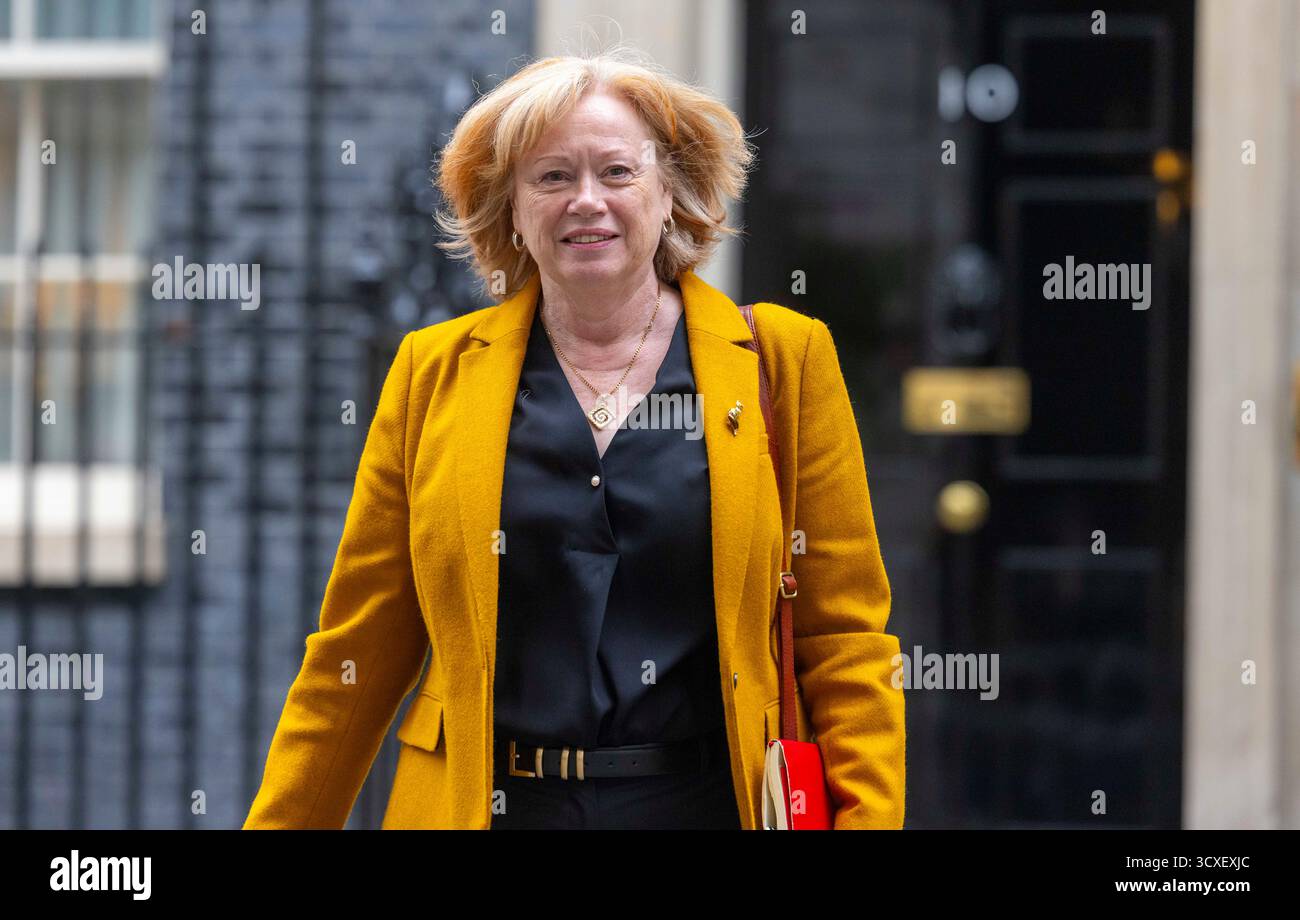 Londra, Regno Unito. 14 ottobre 2025. Baronessa (Angela) Smith, Lord Privy Seal e leader della camera dei Lord a Downing Street per la prima riunione del Gabinetto dopo la pausa della Conferenza. Il primo ministro Keir Starmer presiede la riunione del suo Gabinetto crediti: Mark Thomas/Alamy Live News Foto Stock