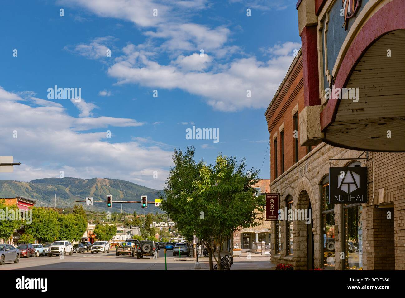 Steamboat Springs, Colorado, Stati Uniti - 2 settembre 2025: Affascinante strada principale occidentale in città con montagne e piste da sci sullo sfondo in estate. Foto Stock