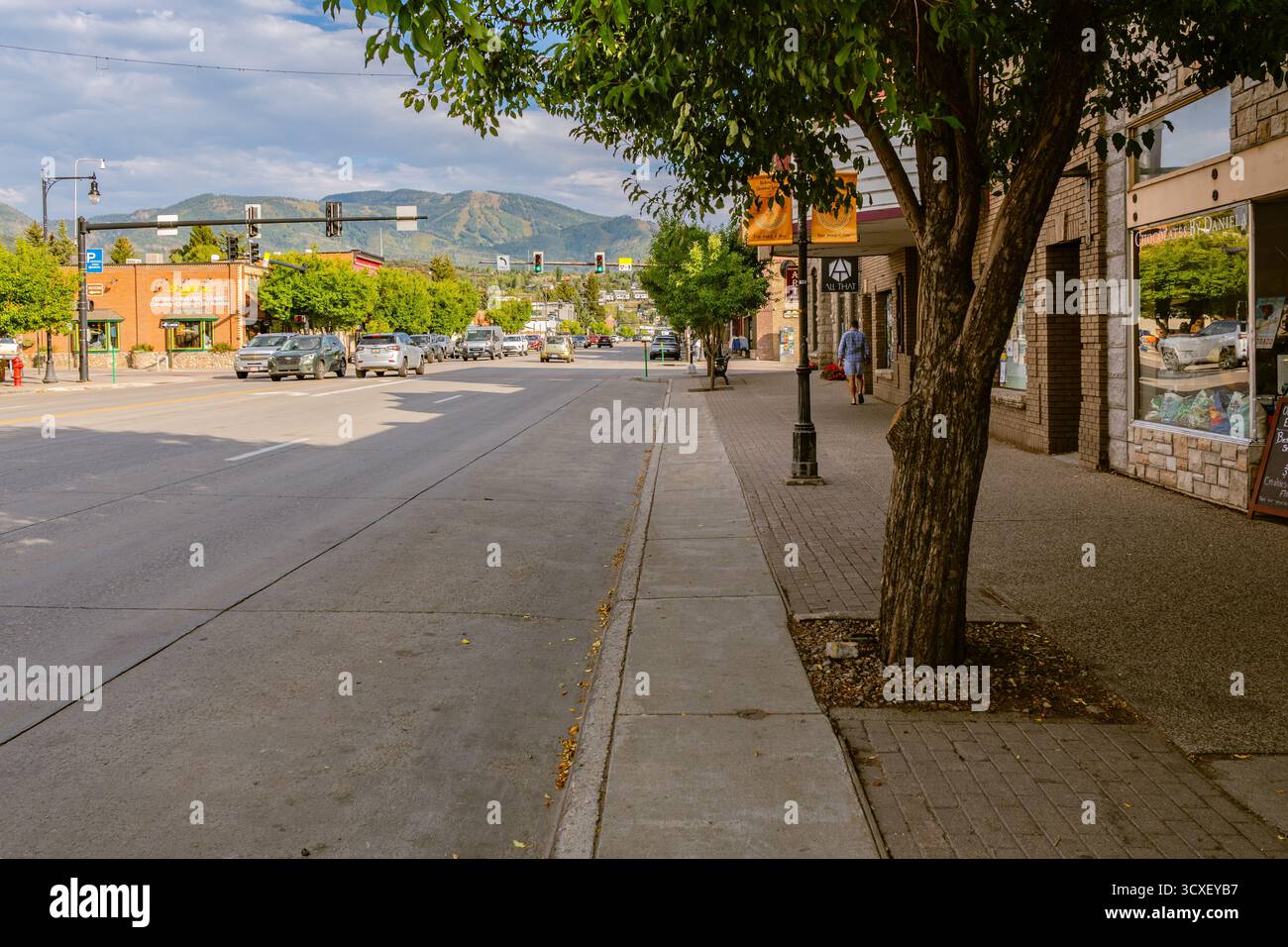 Steamboat Springs, Colorado, Stati Uniti - 2 settembre 2025: Affascinante strada principale occidentale in città con montagne e piste da sci sullo sfondo in estate. Foto Stock