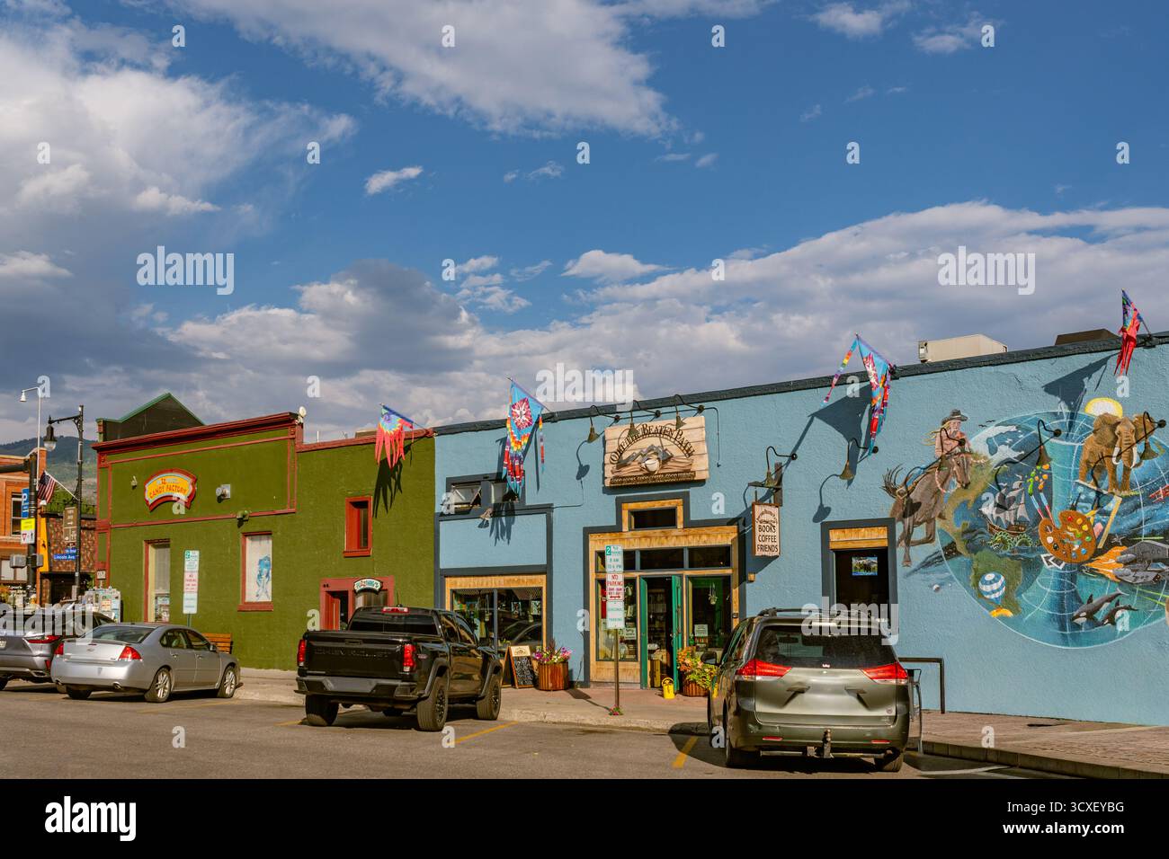 Steamboat Springs, Colorado, Stati Uniti - 2 settembre 2025: Affascinante strada principale occidentale in città con montagne e piste da sci sullo sfondo in estate. Foto Stock
