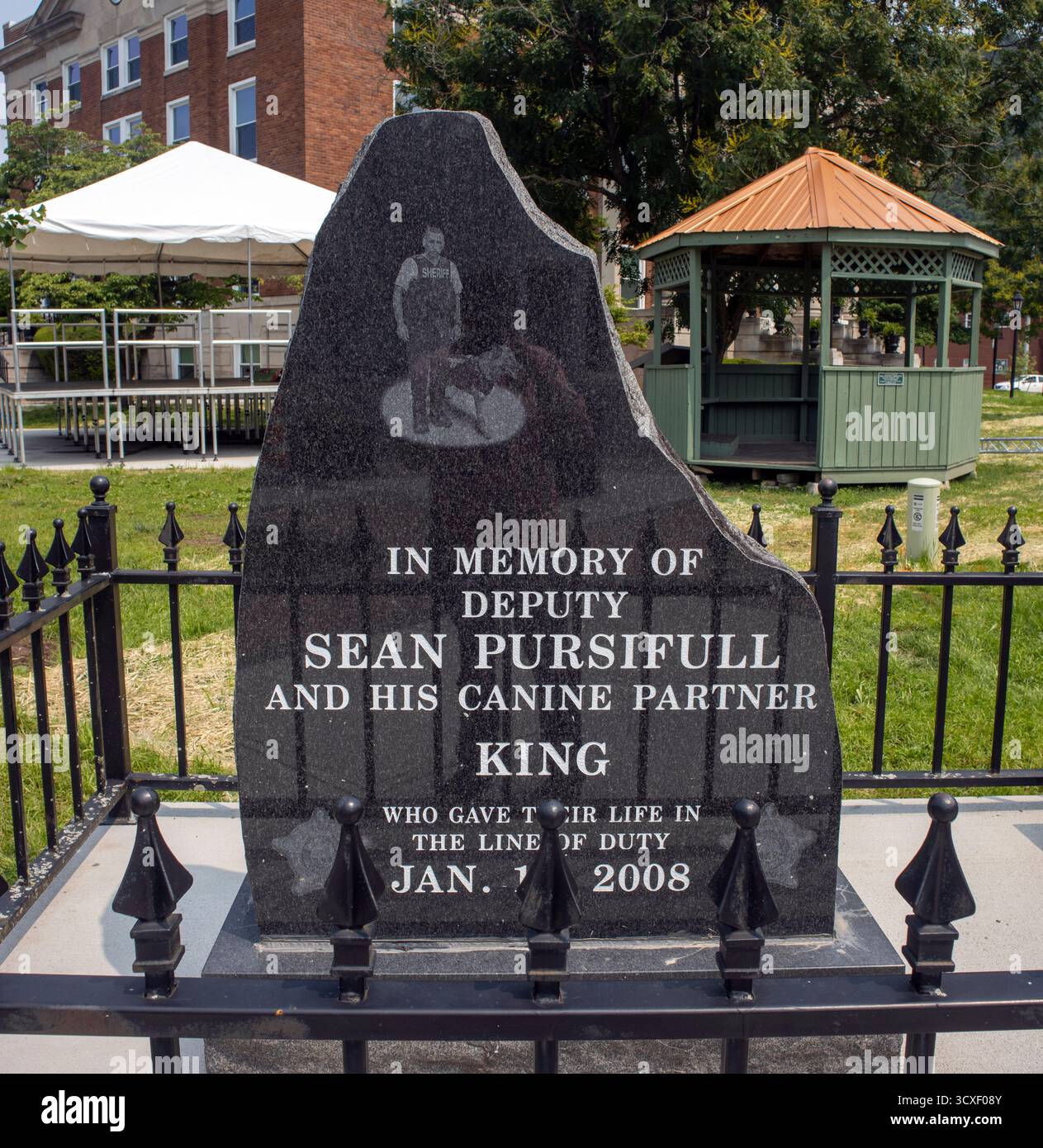Il K-9 Memorial di Pineville, Kentucky, rende omaggio al coraggio e al servizio dei cani della polizia che hanno dedicato la loro vita alla protezione delle loro comunità. Foto Stock