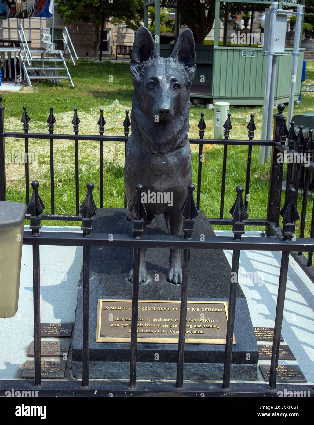 Il K-9 Memorial di Pineville, Kentucky, rende omaggio al coraggio e al servizio dei cani della polizia che hanno dedicato la loro vita alla protezione delle loro comunità. Foto Stock