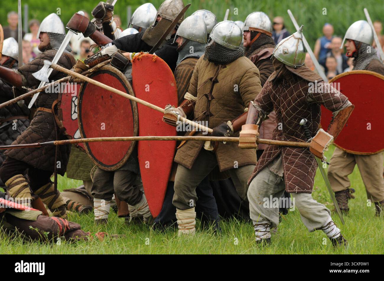 Rievocazione in battaglia dei primi guerrieri medievali durante un evento storico vivente presso il museo archeologico all'aperto Karpacka Troja a Trzcinica vicino a Jas Foto Stock