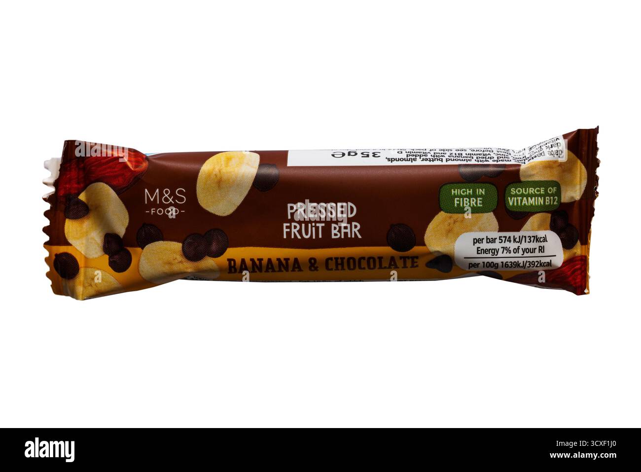 Barra di frutta pressata con banana e cioccolato da M&S isolata su sfondo bianco Foto Stock Barra di frutta pressata con banana e cioccolato da M&S isolata su sfondo bianco Foto Stock