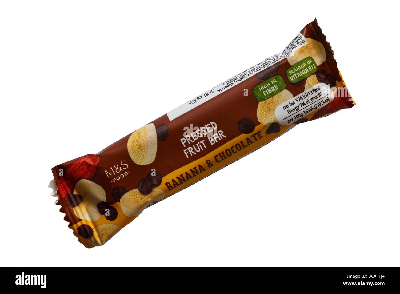 Barra di frutta pressata con banana e cioccolato da M&S isolata su sfondo bianco Foto Stock Barra di frutta pressata con banana e cioccolato da M&S isolata su sfondo bianco Foto Stock