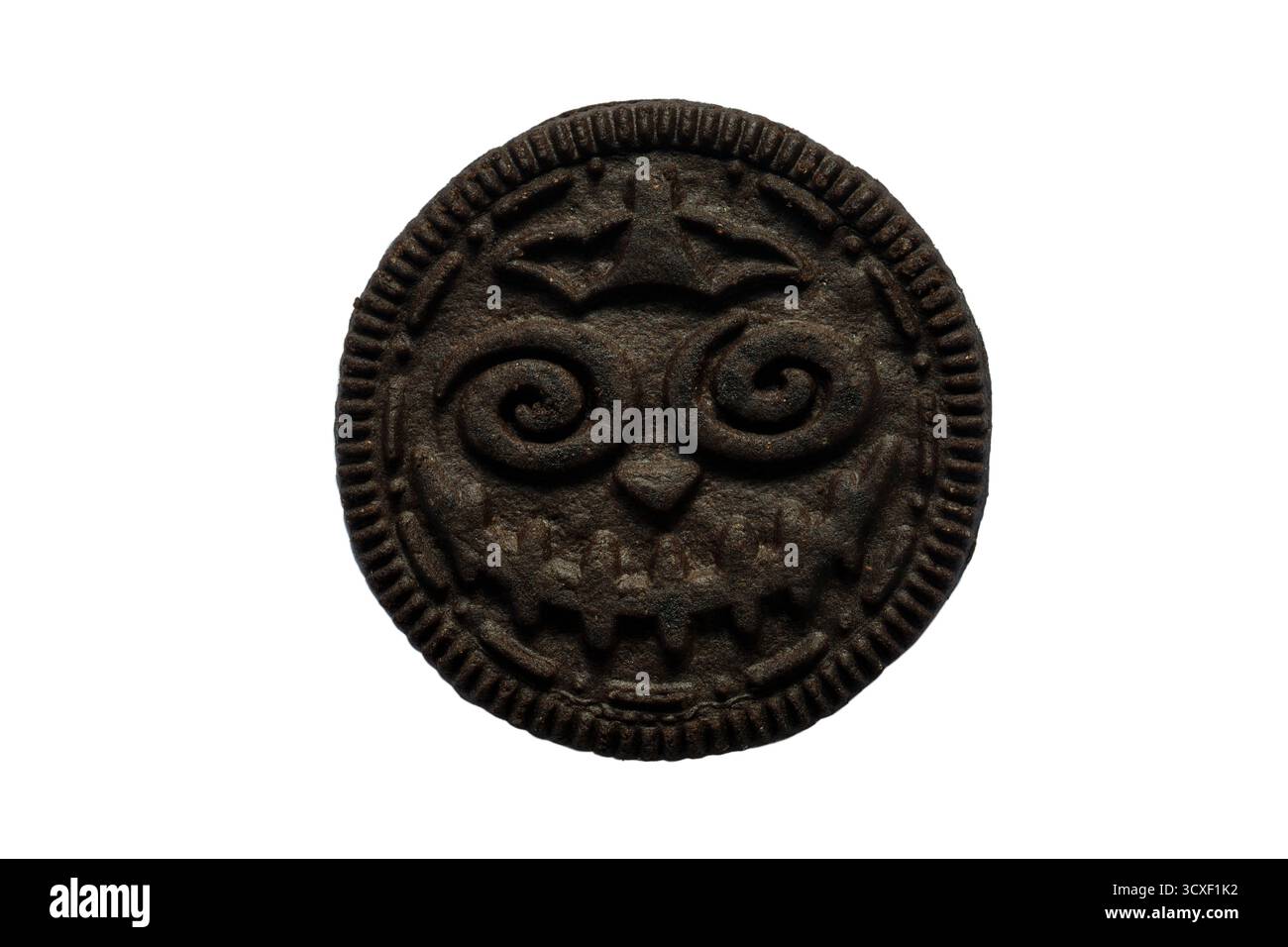 1 biscotto crema Oreo Spooky con aroma vaniglia isolato su sfondo bianco Foto Stock