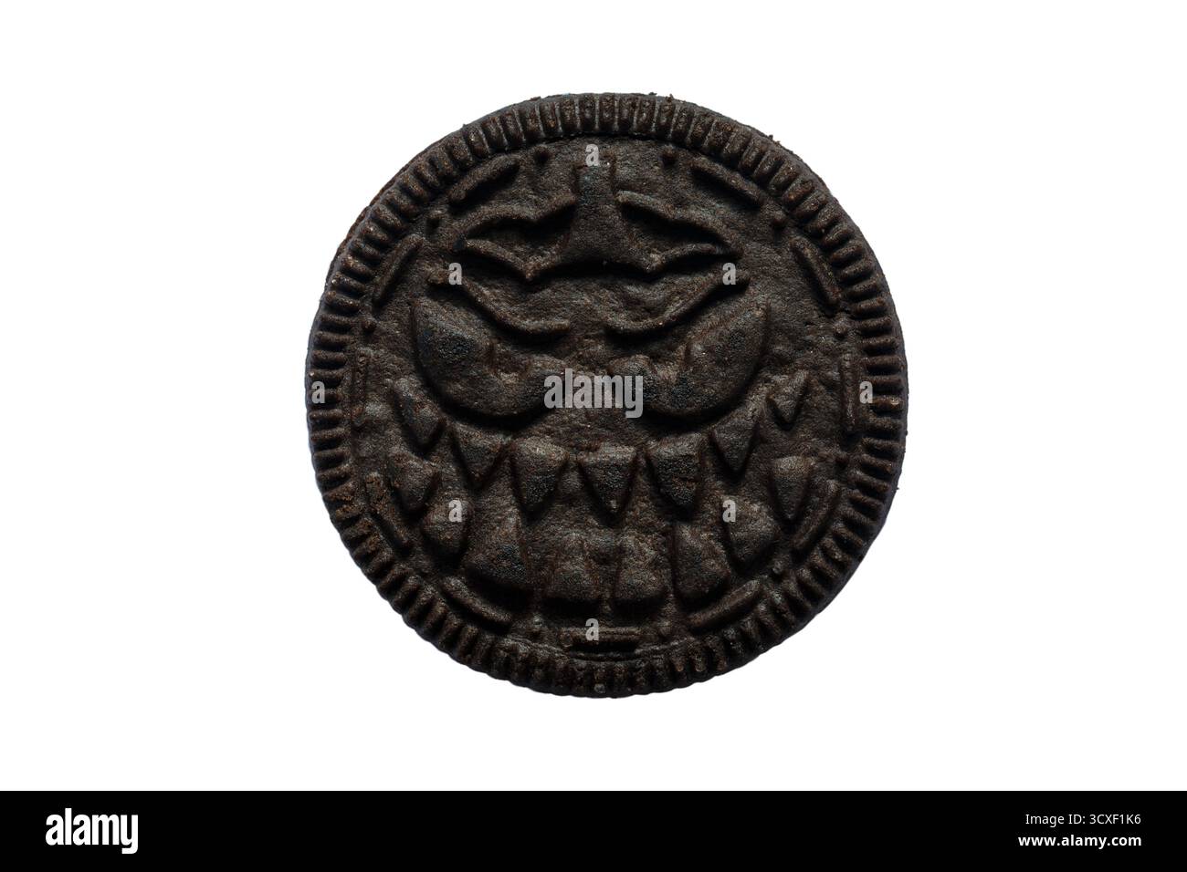 1 biscotto crema Oreo Spooky con aroma vaniglia isolato su sfondo bianco Foto Stock