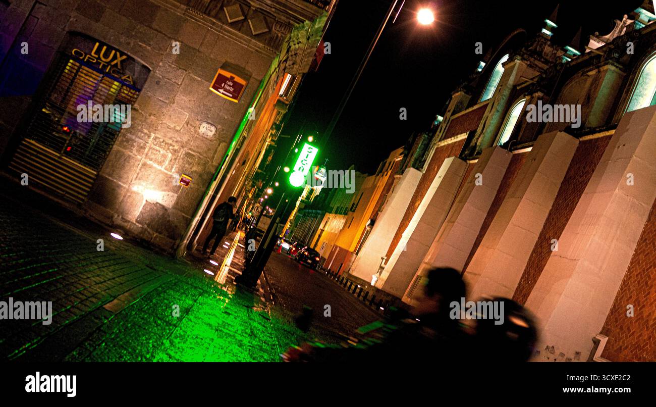 Di notte nelle strade di Puebla de Los Angeles, Messico, con luci avide e vecchi edifici, ritratti concettualmente Foto Stock