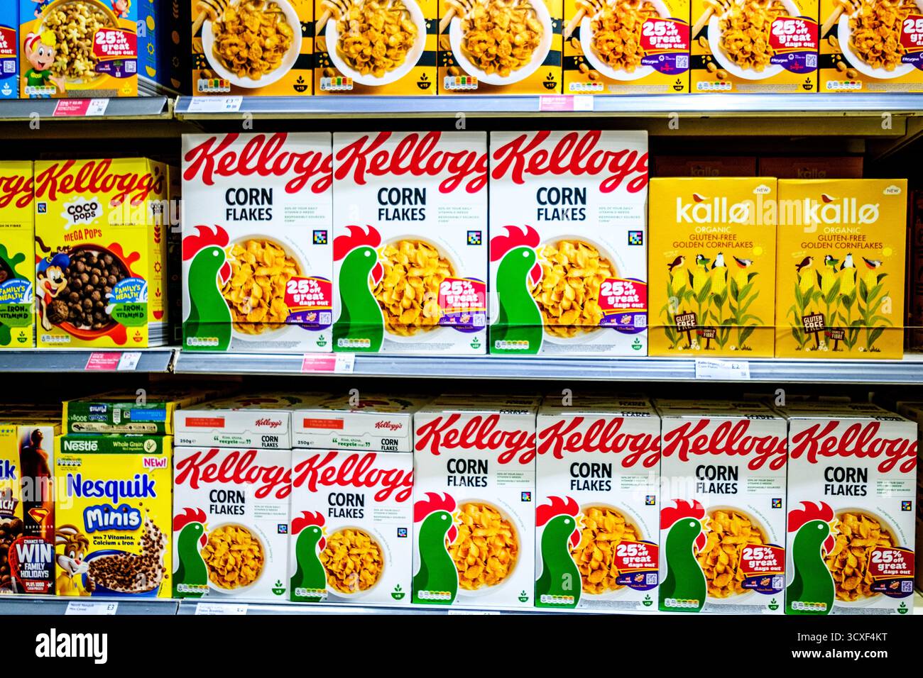 Londra Regno Unito, 14 ottobre 2025, selezione di cereali Kelloggs e Kallo Corn Flakes Foto Stock