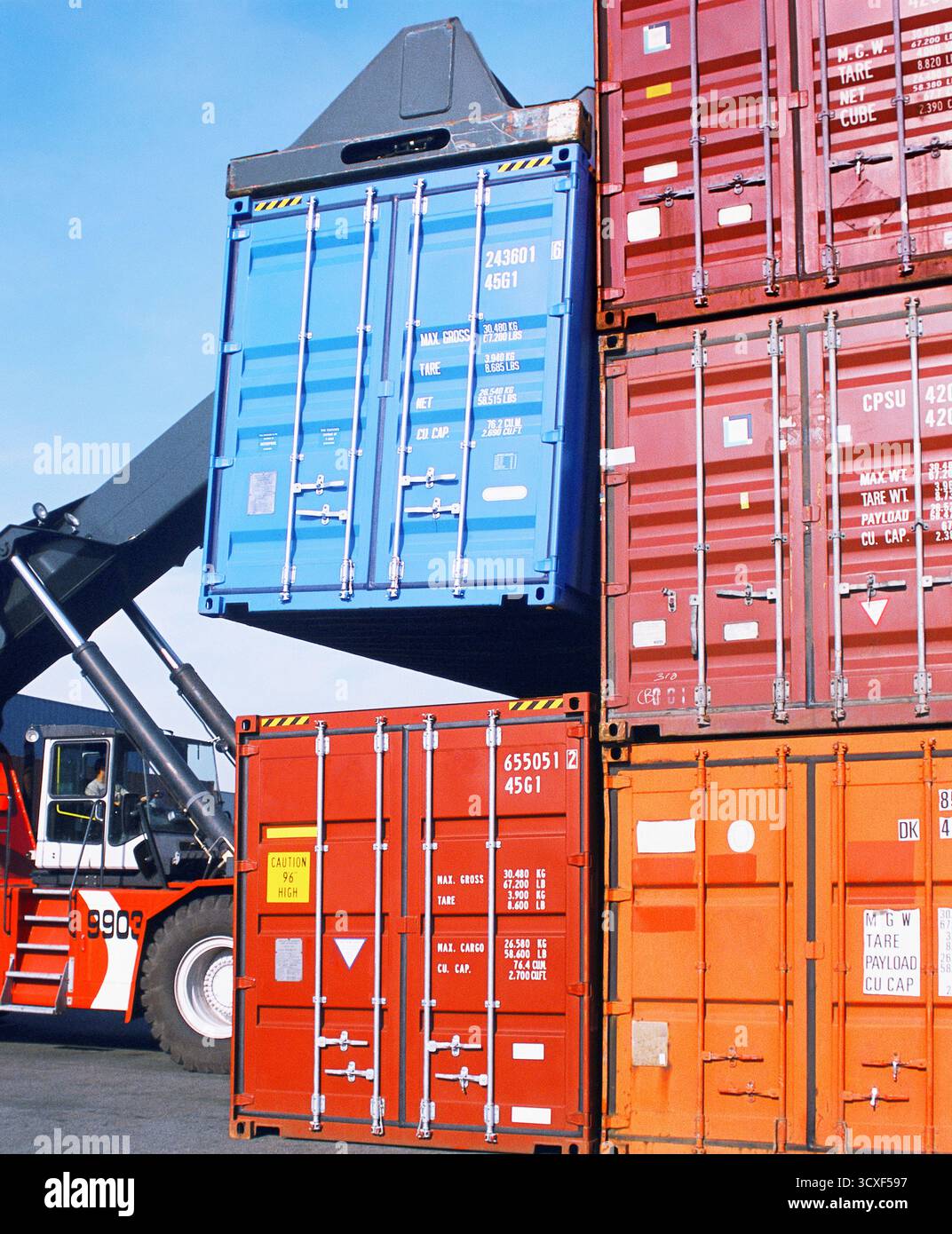 Contenitori di impilamento per carrelli elevatori idraulici presso uno stabilimento di distribuzione di Port Elizabeth New York e New Jersey Port Authority USA Foto Stock