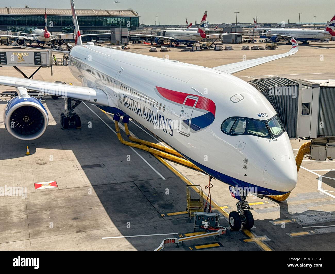 Londra, Inghilterra, Regno Unito - 20 maggio 2025: Airbus A350 jet Registration G-XWBS) operato da British Airways parcheggiato al Terminal 5 dell'aeroporto di Londra Heathrow - Immagine stock catturata con smartphone