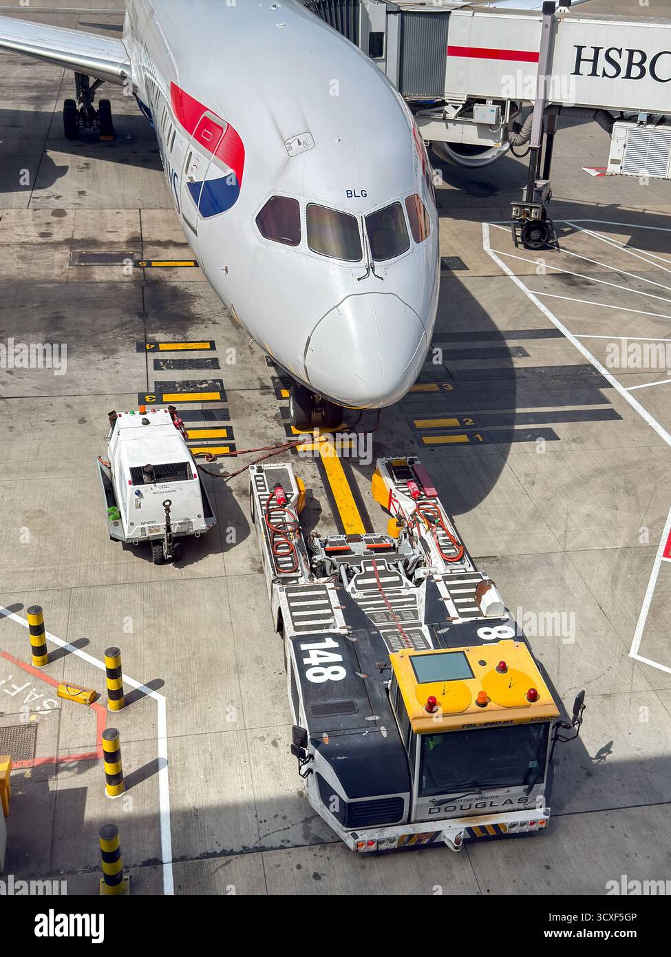 Londra, Inghilterra, Regno Unito - 20 maggio 2025: Boeing 787 Dreamliner Jet della British Airways (registrazione G-ZBLG) al Terminal 5 dell'aeroporto di Londra Heathrow - Immagine stock catturata con smartphone