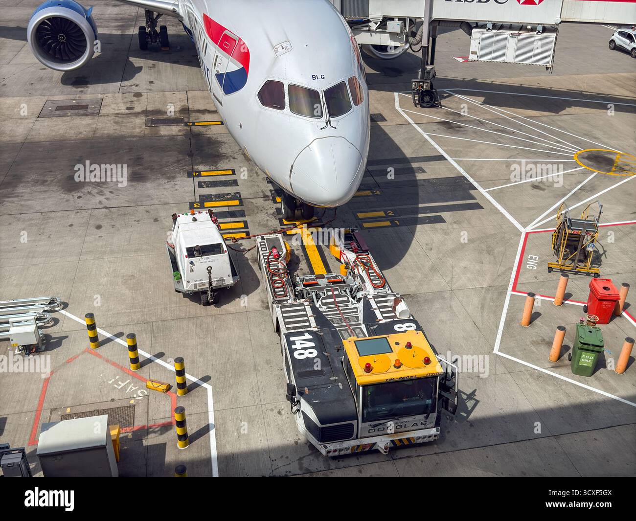 Londra, Inghilterra, Regno Unito - 20 maggio 2025: Boeing 787 Dreamliner Jet della British Airways (registrazione G-ZBLG) al Terminal 5 dell'aeroporto di Londra Heathrow - Immagine stock catturata con smartphone