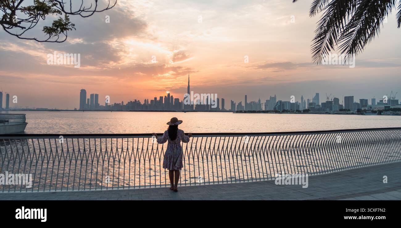 Vista panoramica dello skyline del centro di Dubai con vista del porto di creek al tramonto, sfondo 4k Foto Stock