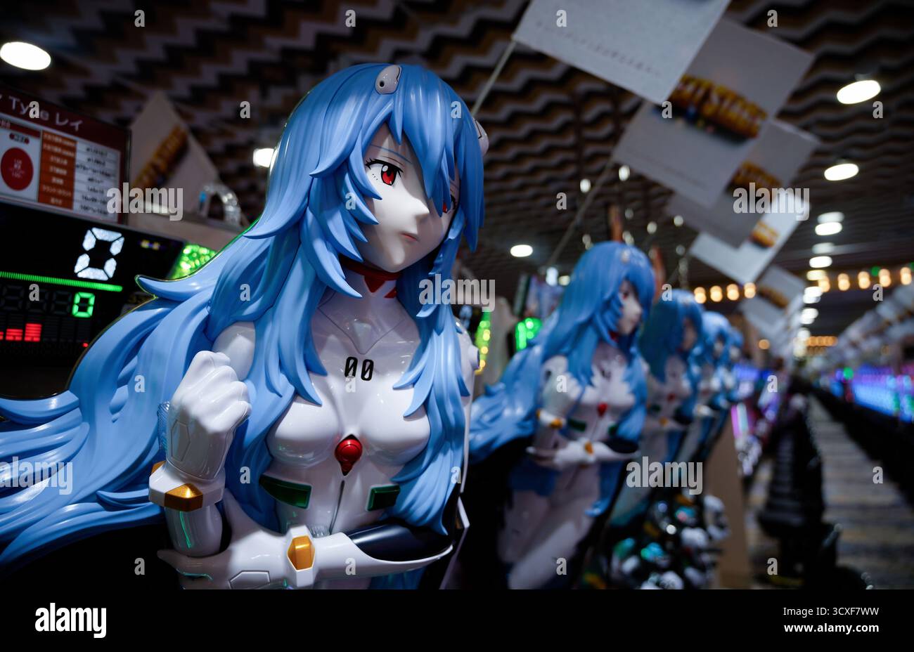 File di figure di Rei Ayanami di Neon Genesis Evangelion fiancheggiano una sala giochi pachinko di Osaka Foto Stock