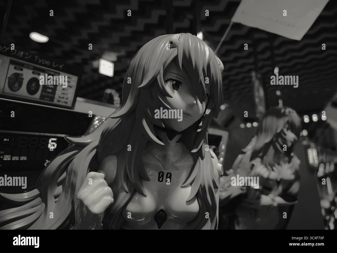 Monocromatico di Rei Ayanami di Neon Genesis Evangelion all'interno di una sala giochi pachinko Foto Stock