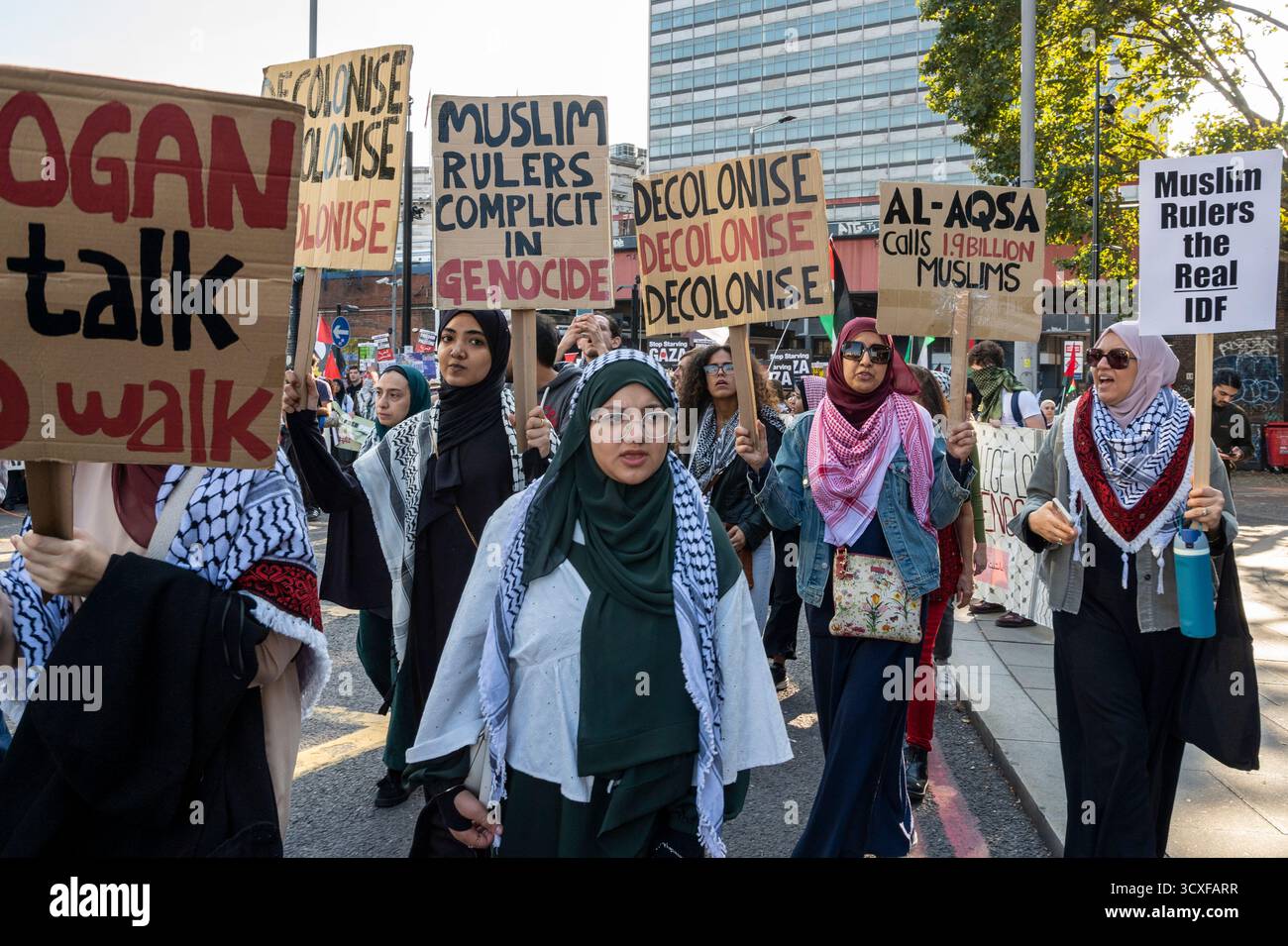 Dimostrazione nazionale per la Palestina, Londra. Donne musulmane con i segni "governanti musulmani complici del genocidio” e "decolonizzare”. Foto Stock