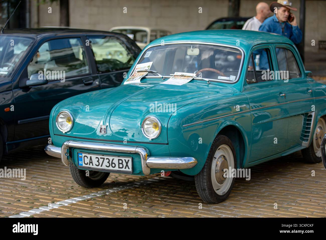 Sofia, Bulgaria - 14 settembre 2025: Sfilata di auto d'epoca alla Parata d'autunno retro a Sofia, Bulgaria, Renault Dauphine Foto Stock