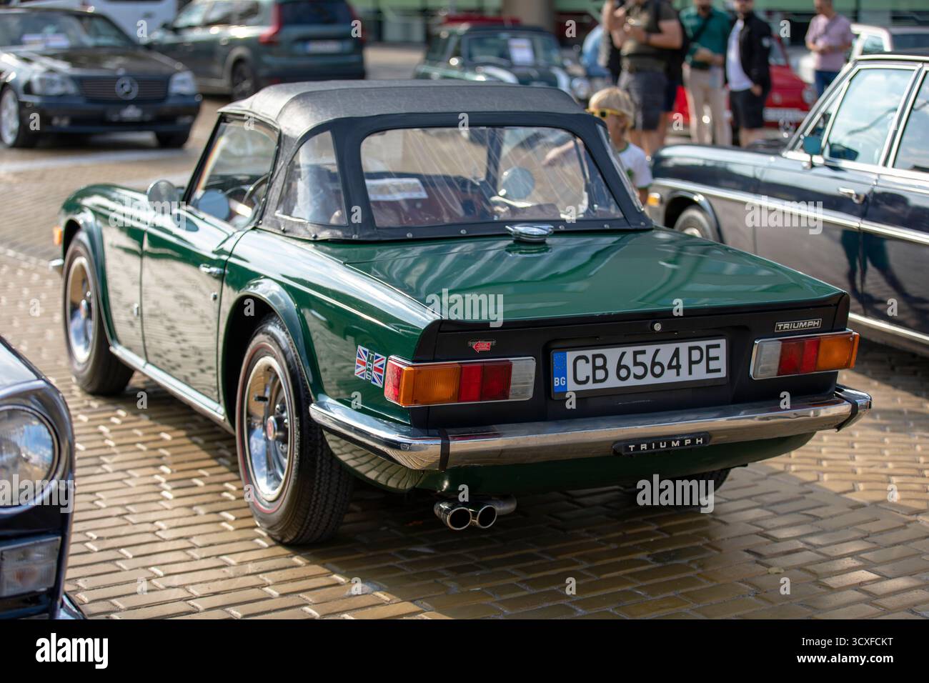 Sofia, Bulgaria - 14 settembre 2025: Sfilata di auto d'epoca alla Parata Autunno retro a Sofia, Bulgaria, 1971 Triumph TR6 Foto Stock