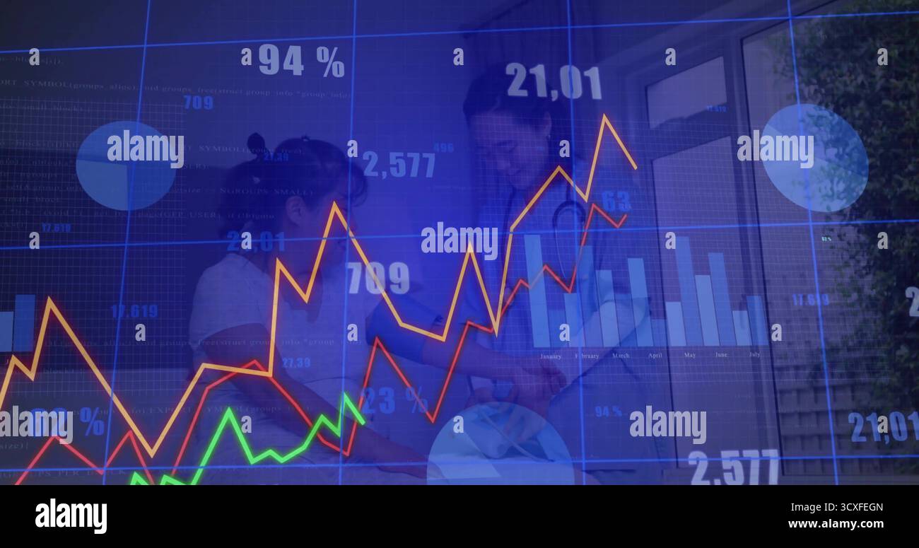 Donna coreana che tiene in braccio un neonato come medico che esegue l'esame nella sala esame con stetoscopio e sovrapposizioni di dati Foto Stock