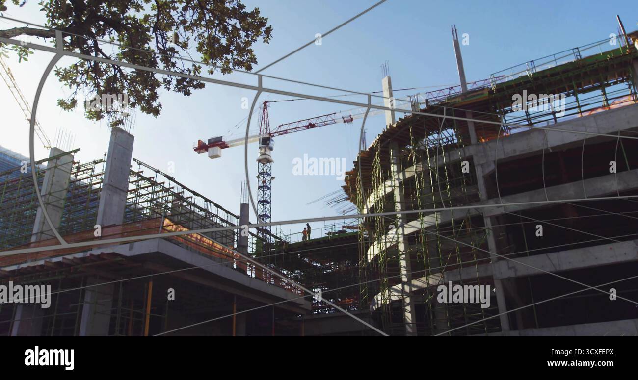 Operaio edile in piedi in elmetto, gilet di rilievo in cantiere, con gru a torre Foto Stock