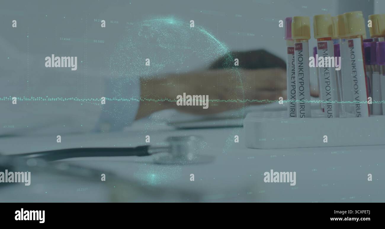 Note di scarabocchiamento da parte del tecnico di laboratorio al banco, con fiale PER VIRUS MONKEYPOX e mascherina digitale Foto Stock