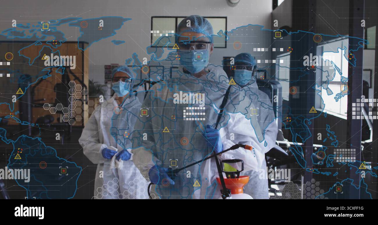 Spray disinfettante Crew rivestito in tute bianche in laboratorio, con bacchetta spray, serbatoio, sovrapposizione mappa Foto Stock