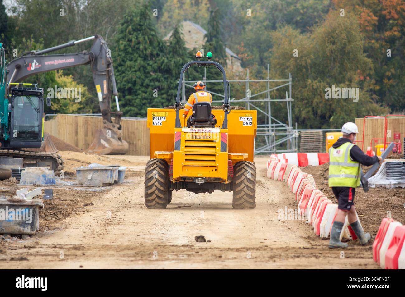 West Yorkshire, Regno Unito. 14 ottobre 2025. Meteo Regno Unito.Halifax, West Yorkshire, Regno Unito. Lavori di costruzione e costruzione di un nuovo edificio residenziale a Westercroft Lane, Northowram, Halifax, West Yorkshire. La casa è in fase di costruzione su terreni e campi in precedenza coltivati verso il confine del villaggio del West Yorkshire. Le case sono state costruite dagli sviluppatori Newett Homes. Crediti: Immagini di mulini a vento/Alamy Live News Foto Stock