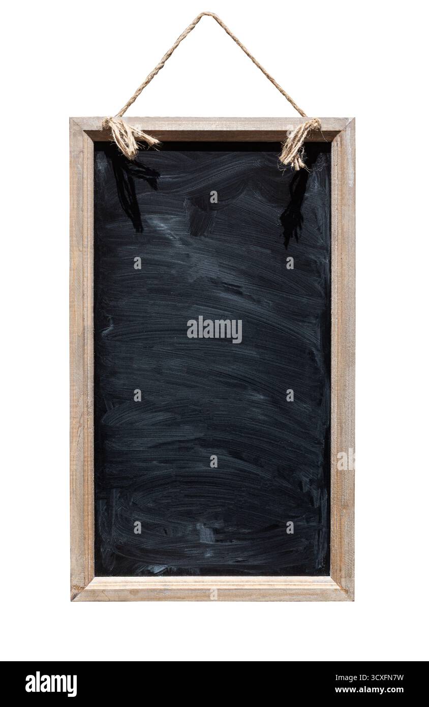 Lavagna nera appesa a una corda con sfondo trasparente, ideale per aggiungere testo o immagini personalizzate Foto Stock