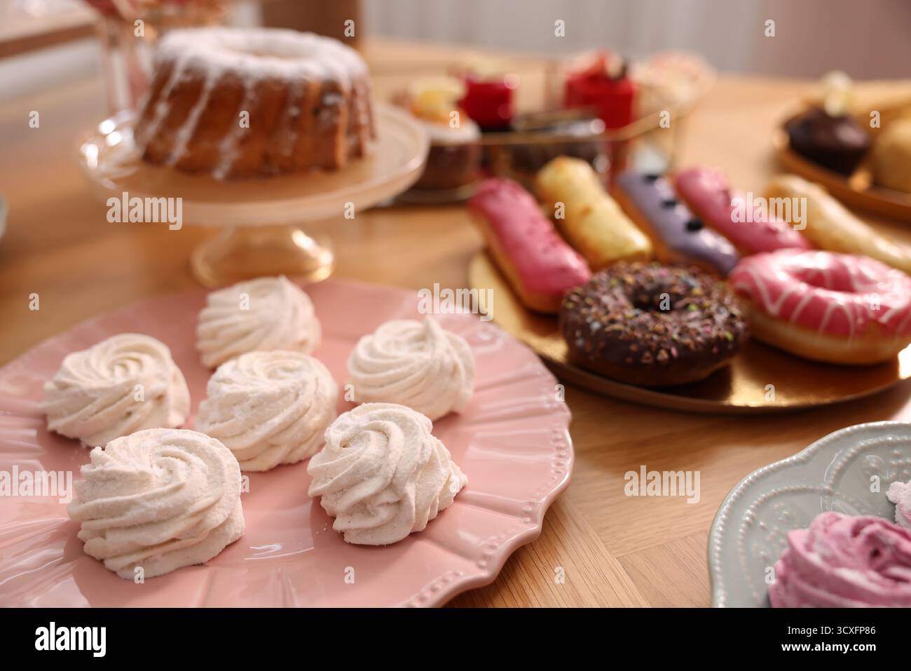 Menu a buffet. Diversi dessert deliziosi sul tavolo, attenzione selettiva Foto Stock