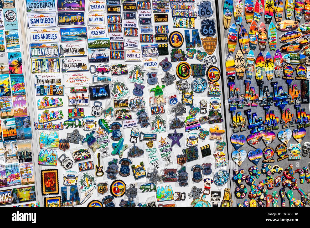 Magneti per frigorifero souvenir in vendita a Venice Beach, Los Angeles, California, magneti per frigorifero assortiti a forma di "LA" e il cartello della Route 66. Foto Stock