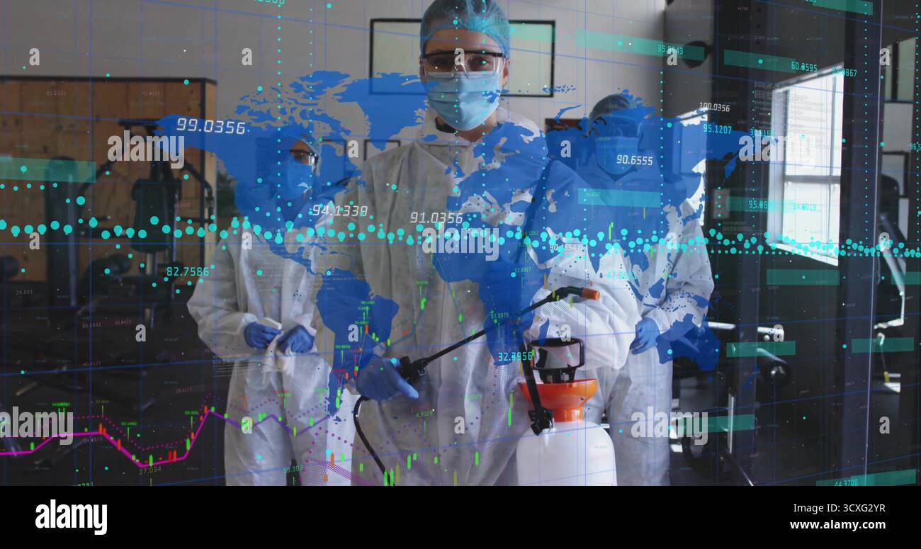 Operatoria di un tecnico di laboratorio che spruzza disinfettante in laboratorio, con sovrapposizione dati Foto Stock
