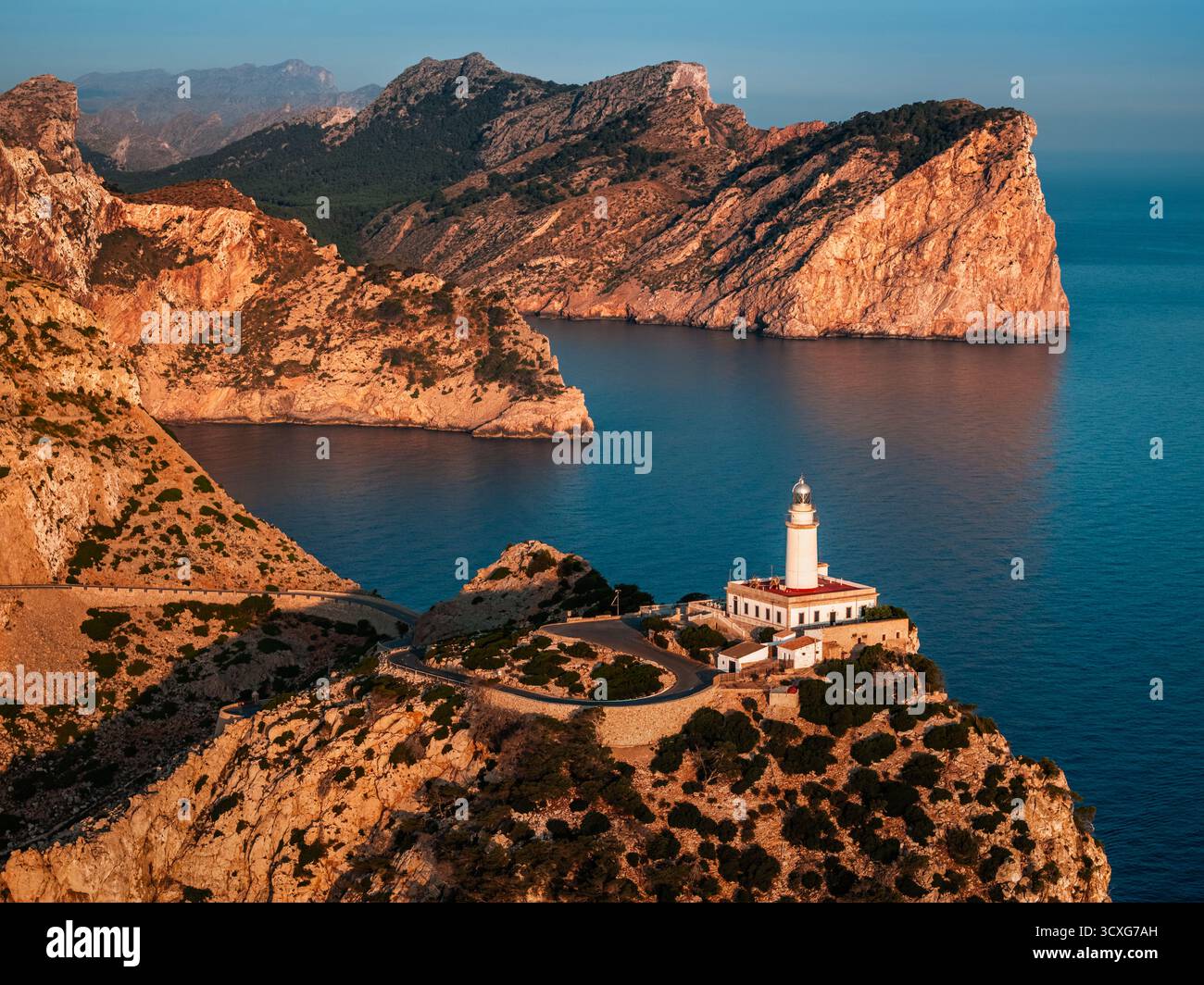 Maiorca, Spagna - Vista aerea del faro a Cap de Formentor all'alba con incredibili scogliere e nuvole e cielo blu sullo sfondo Foto Stock