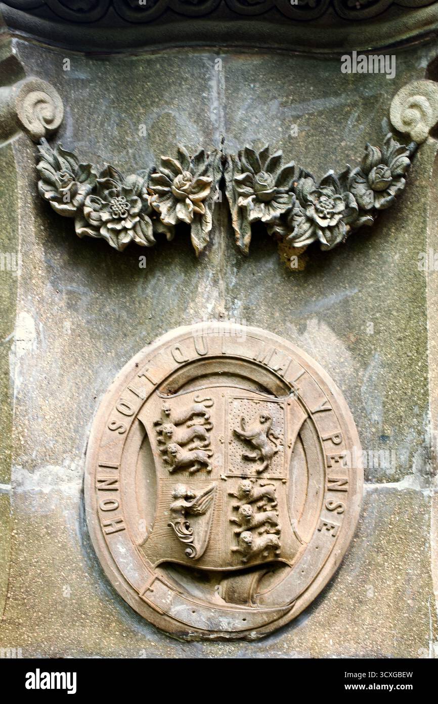 Statua in bronzo di re Edoardo VII presso il Museo del governo di Chennai, con lo stemma reale inciso "Honi soit qui mal y pense" sulla sua base. Foto Stock