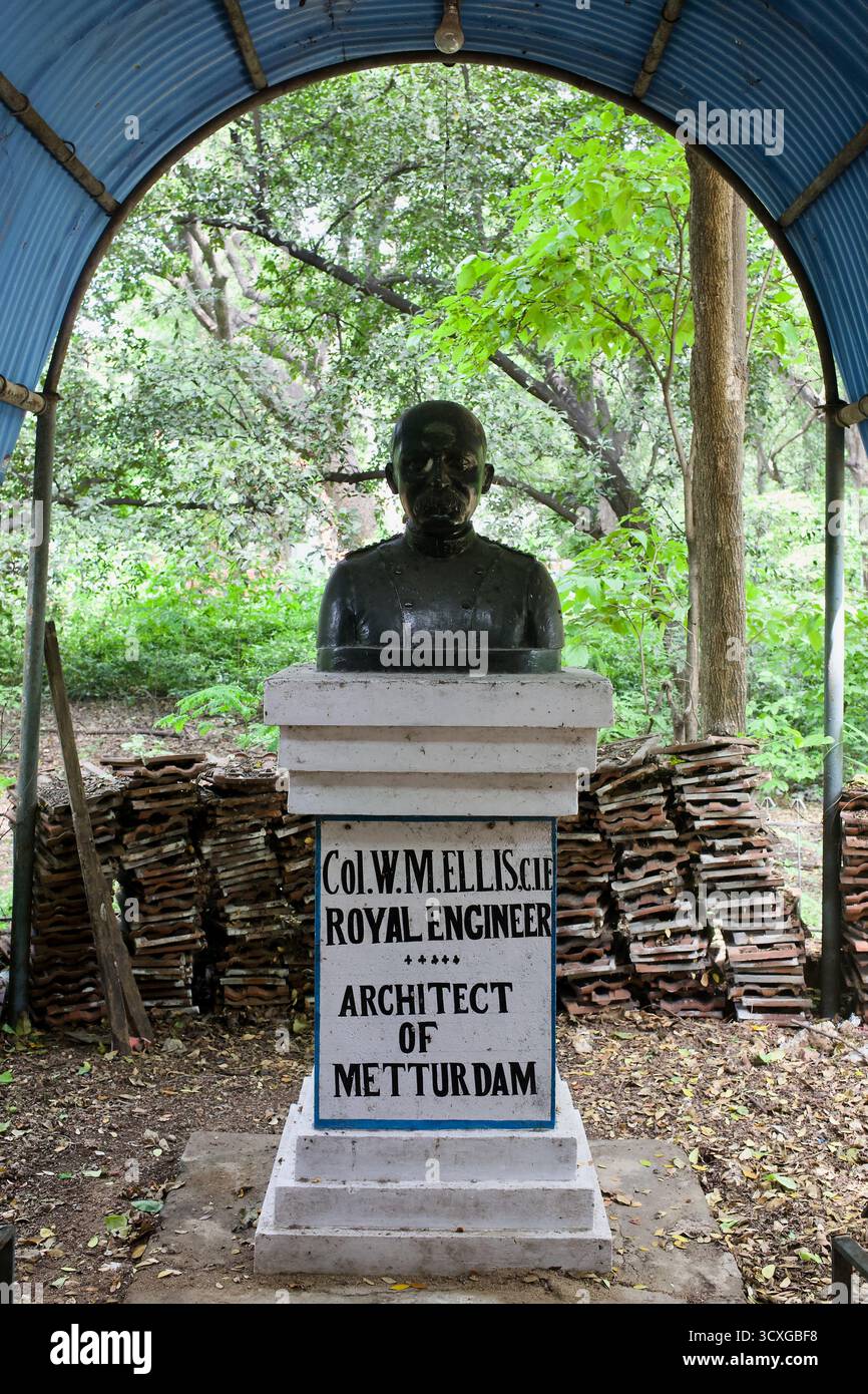 Busto del colonnello W. M. Ellis, ingegnere reale e architetto di Mettur Dam, nel cortile del Museo del governo di Chennai, sotto un riparo ondulato. Foto Stock