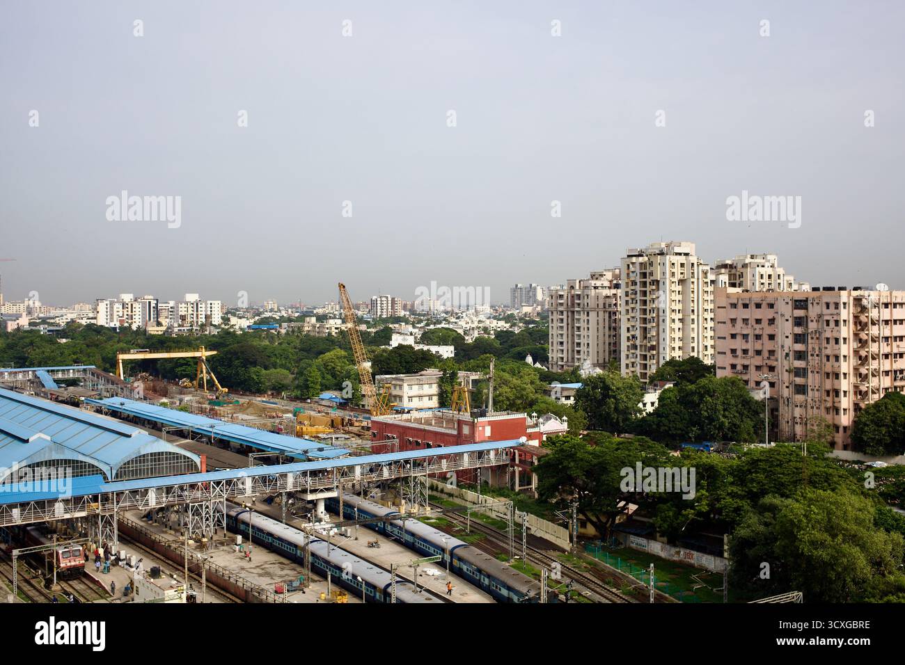 Stazione ferroviaria di Egmore e grattacieli visti da Fortel Hotel, Chennai, Tamil Nadu, India, con treni, gru e sviluppo urbano in corso. Foto Stock